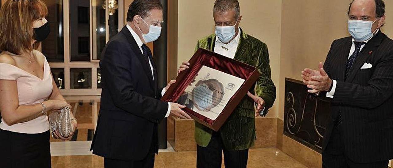 Por la izquierda, la consejera de Hacienda, Ana Cárcaba; el alcalde de Oviedo, Alfredo Canteli; Emilio Sagi y el presidente de la Ópera, Juan Carlos Rodríguez-Ovejero, en la entrega de la placa conmemorativa a Sagi.