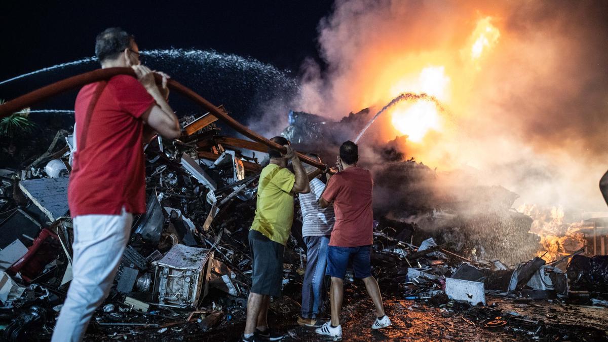 Declarado un fuego en el desguace de Ca Na Negreta