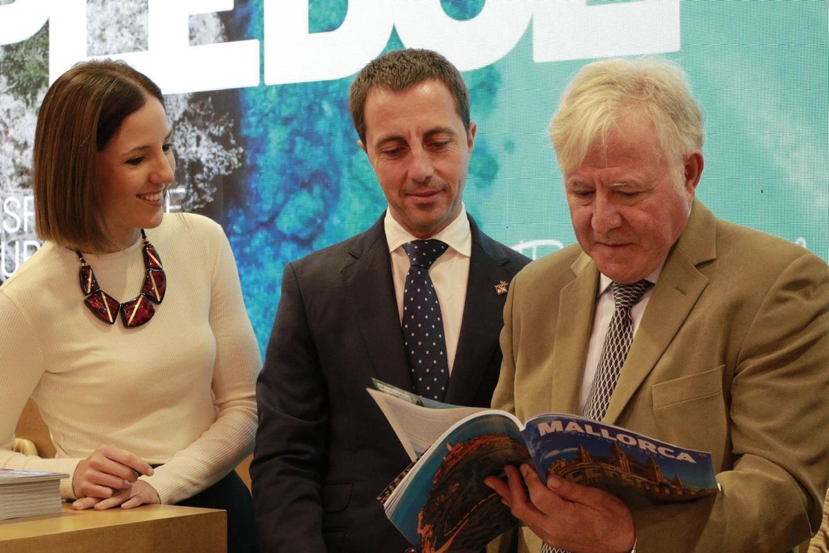 Antònia Roca, el presidente Galmés y Marcial Rodríguez ojeando la revista especial de Diario de Mallorca para la WTM.