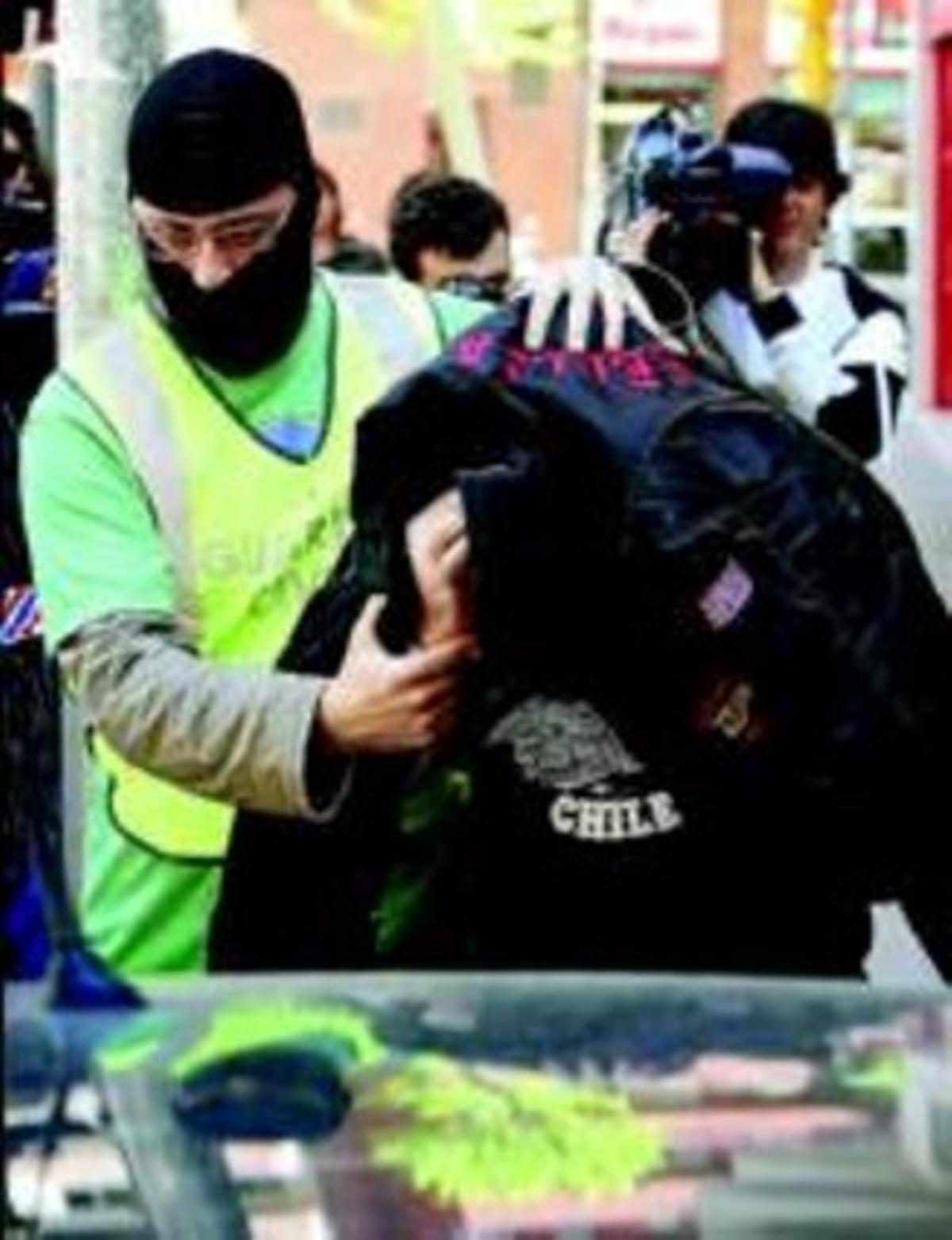 Un guàrdia civil deté un àngel de l’infern, dimarts. Un guàrdia civil deté un àngel de l’infern, dimarts.