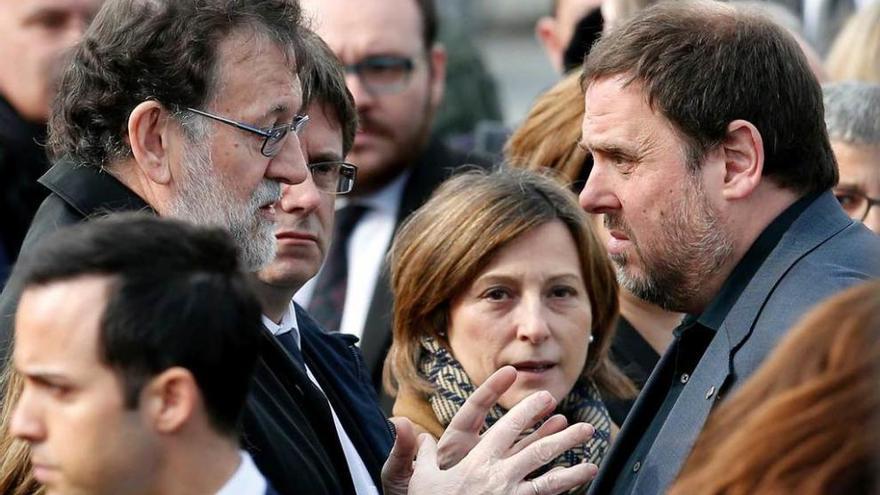 Rajoy, hablando con Junqueras y Puigdemont.