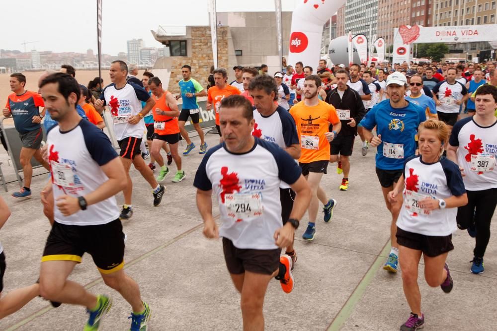 Participantes en la carrera "Dona vida"