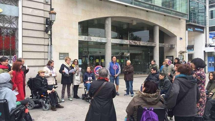 Concentración, ayer, en el Obelisco de A Coruña.