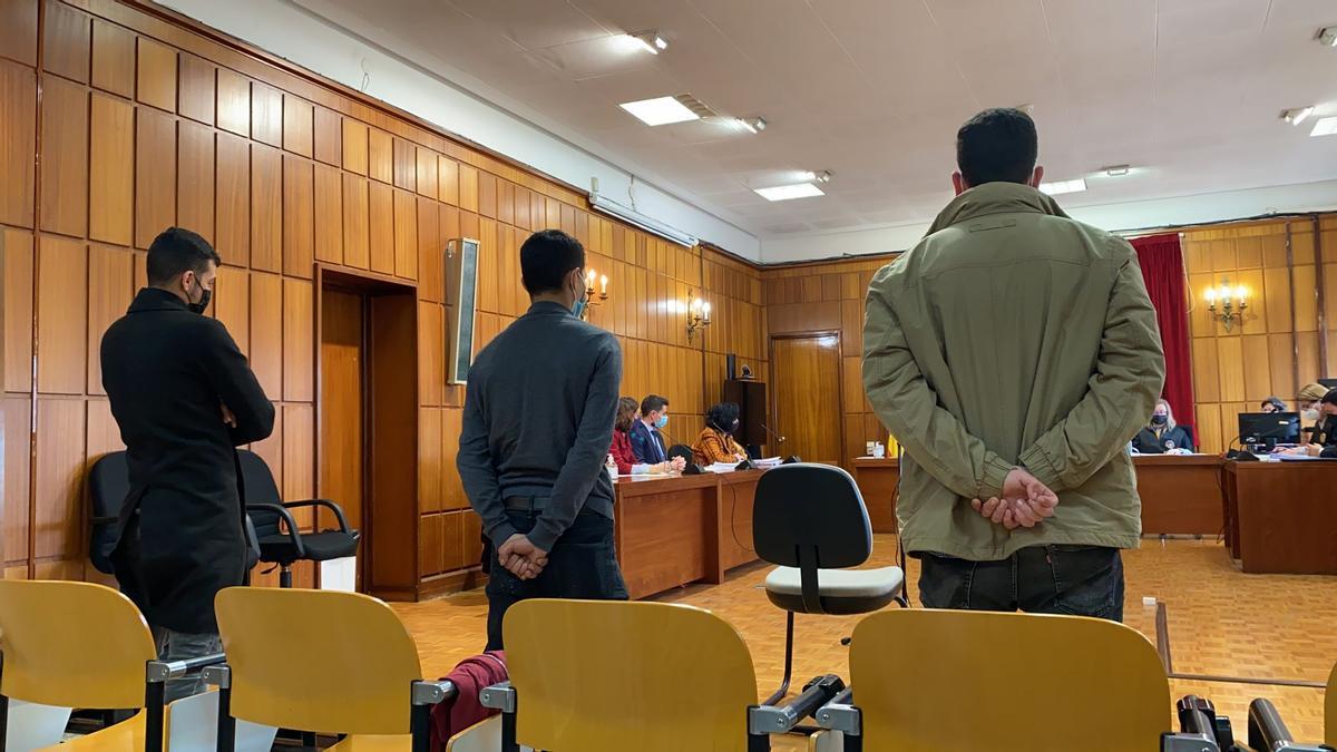 Los acusados, de espaldas durante el juicio.