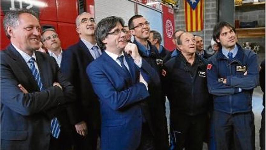 El president Puigdemont, visitant les noves instal·lacions del parc de bombers voluntaris d&#039;Alp.