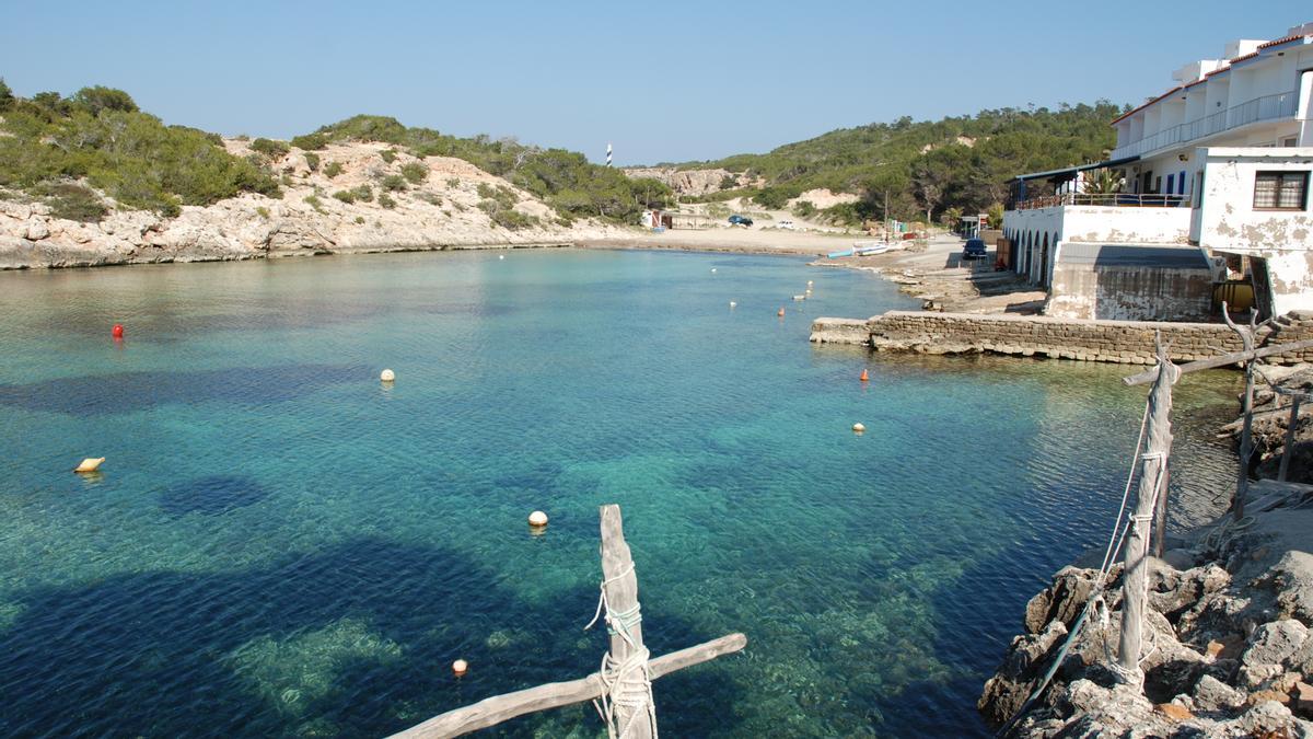 Port de Portinatx, con su chiringuito al fondo, que podría desaparecer.