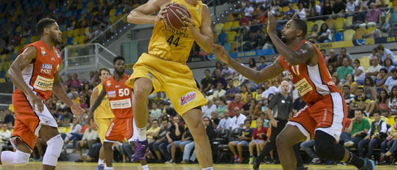 Ovidijus Galdikas captura un balón ante la mirada de un par jugadores del Ratiopharm Ulm.