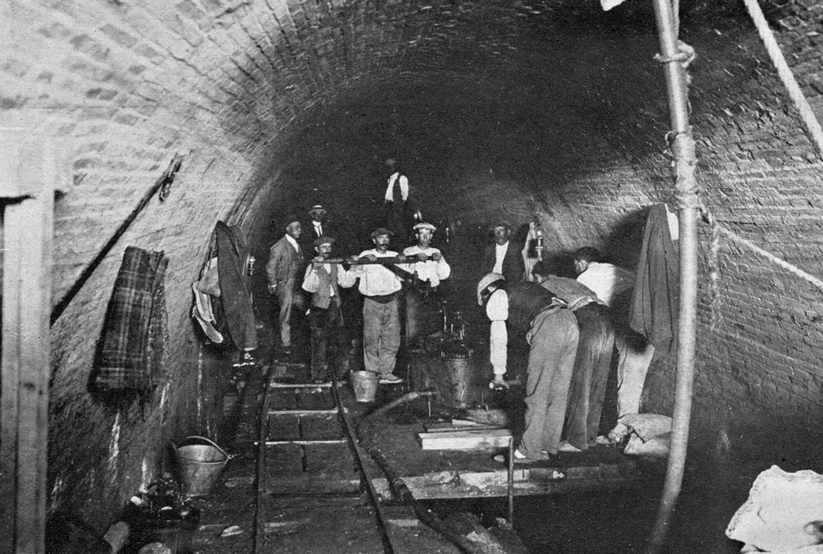 Barcelona Fotos historicas antiguas del Pont dels Tres Ulls que estaba en la Trinitat