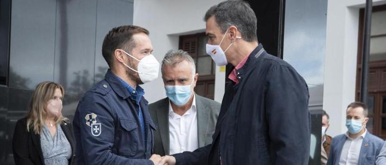 Pedro Sánchez se reúne con el Pevolca en su quinta visita a La Palma