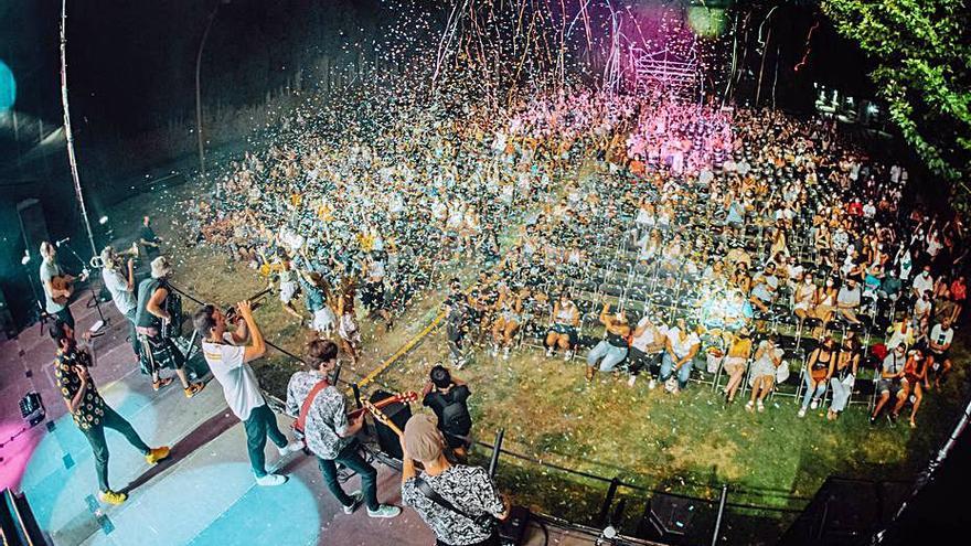 El públic al parc de les Aigües al concert de La Pegatina. | GEMMA MARTZ