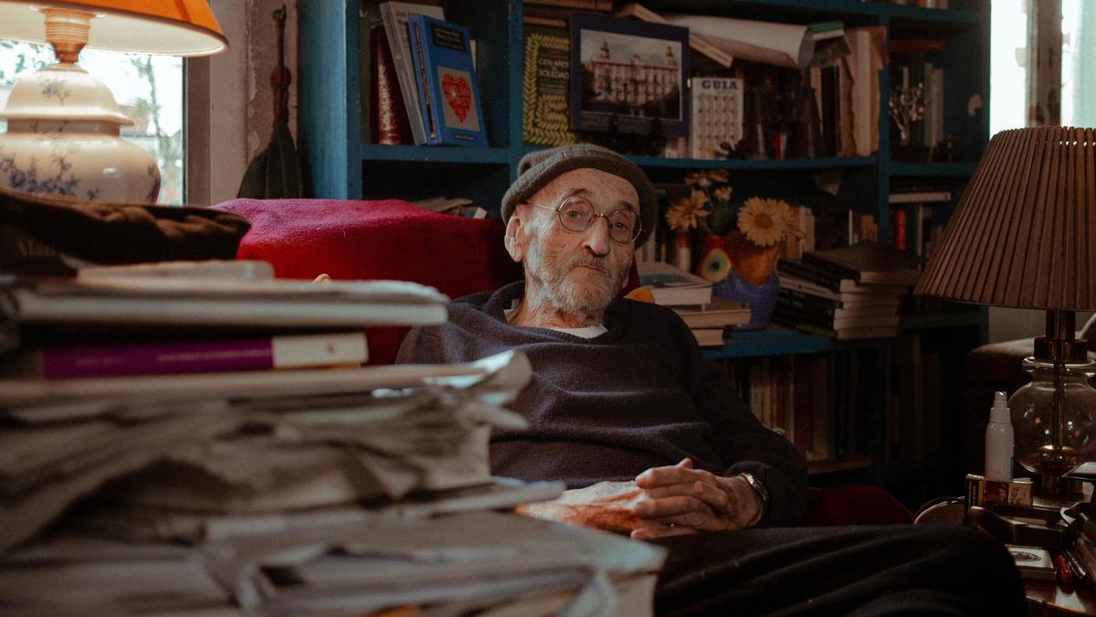 Álvaro Pombo, fotografiado en su casa de Madrid en 2023.