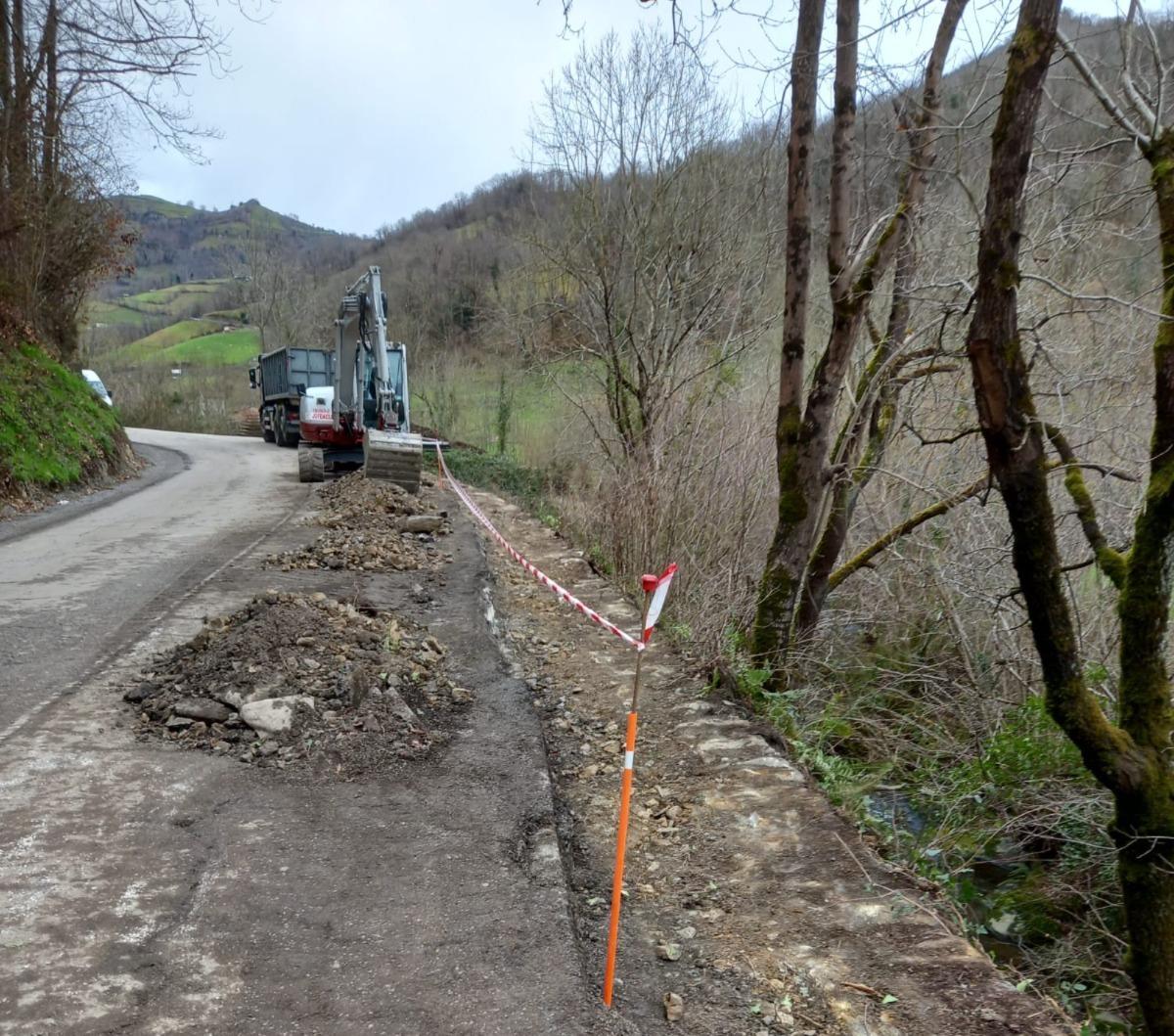Trabajos en la carretera de Villoria y Tolivia.