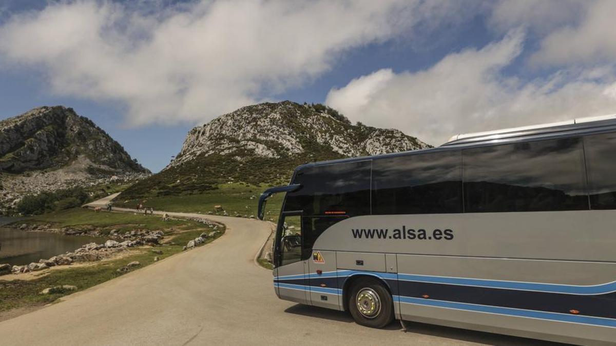 Un autobús en los Lagos de Covadonga.