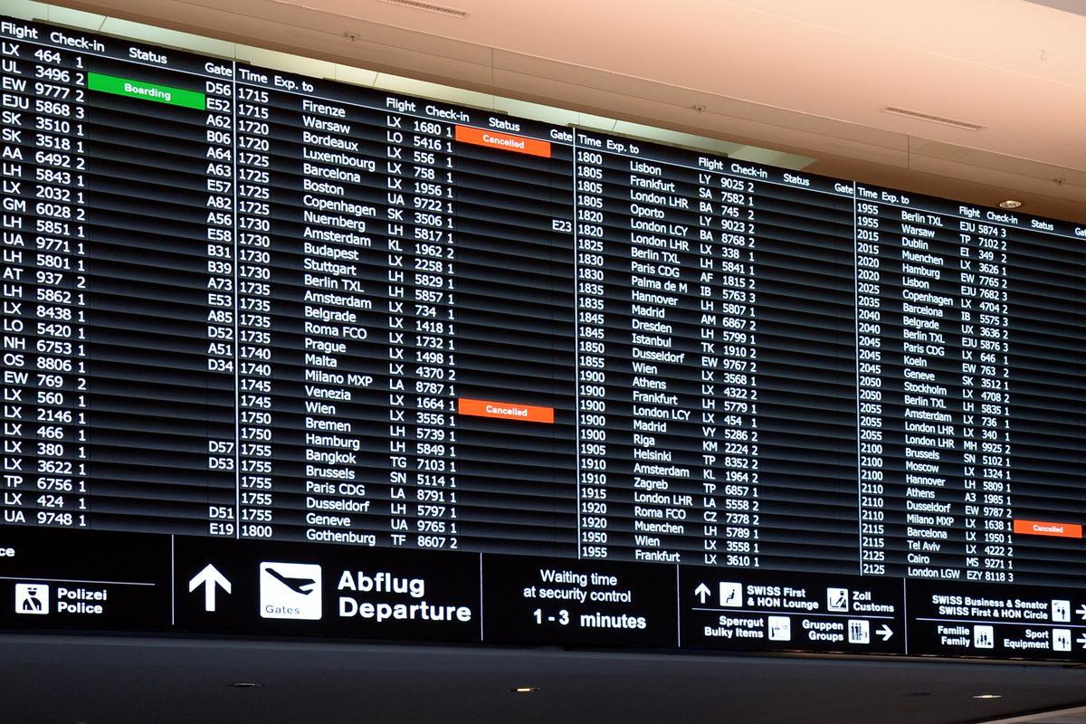 Panel de vuelos en el aeropuerto de Zúrich.