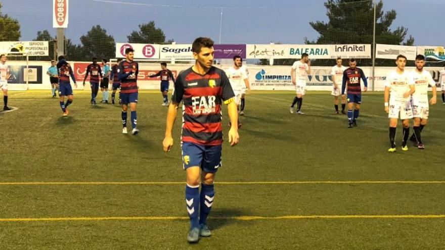 Una acció del partit que el Llagostera ha jugat avui a Santa Eulàlia des Riu.