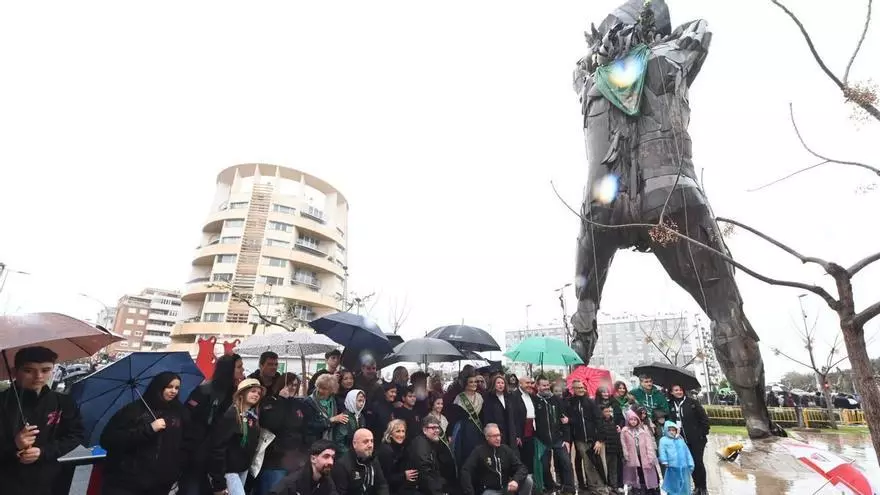 Tombatossals se pone el pañuelo festero