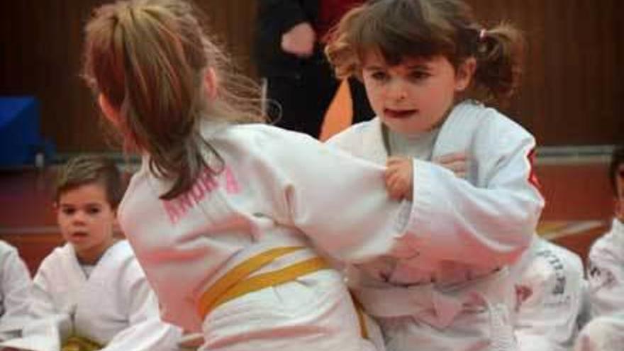 Andrea Fernández (de espaldas) y Vera Pintos, durante su combate.