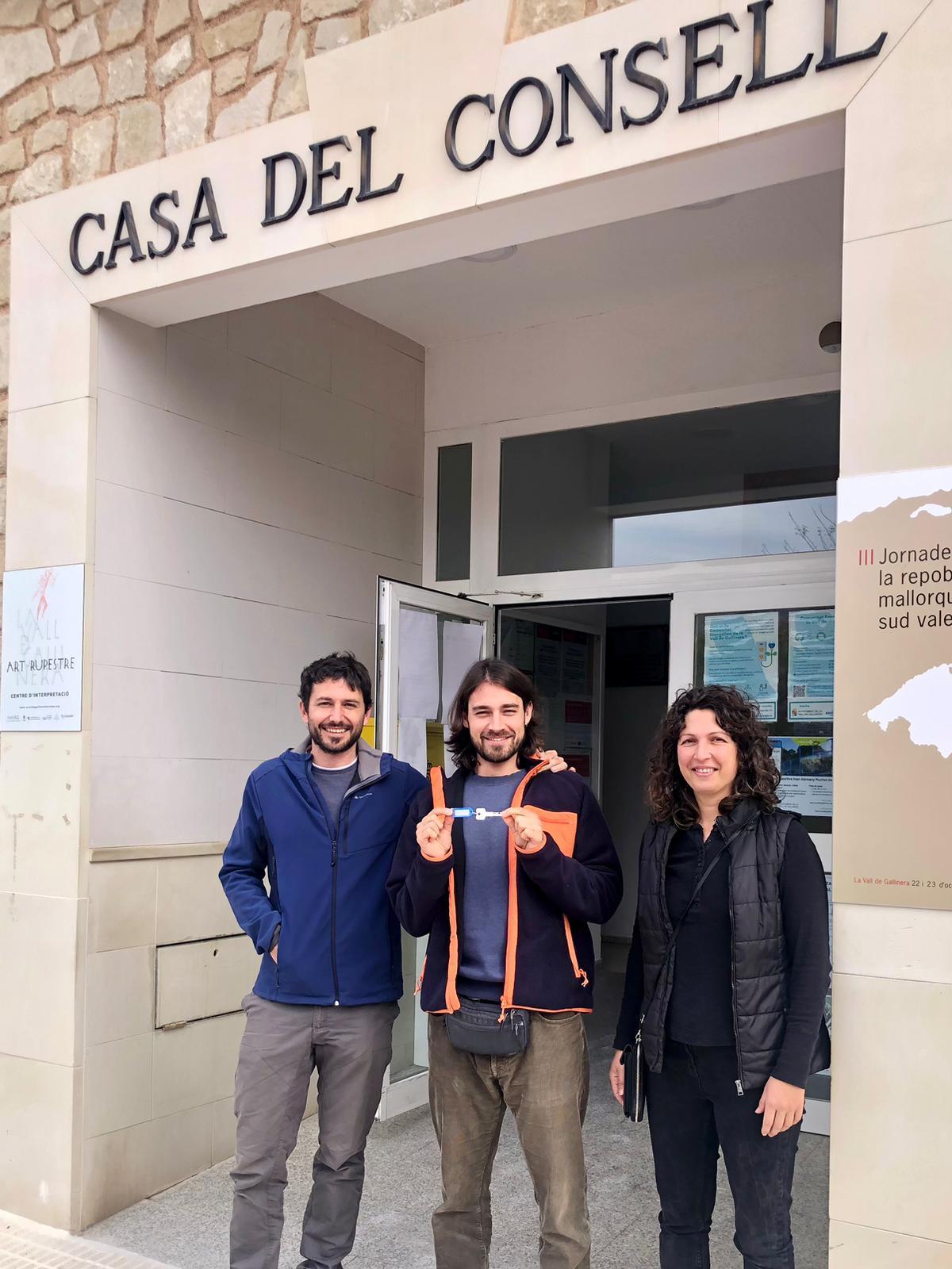 El alcalde de la Vall de Gallinera, Ignasi, junto a Hugo, alumno en prácticas, y Diana, concejal de Urbanismo.