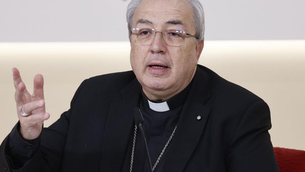 El secretari general de la Conferència Episcopal Espanyola (CEE),  César García Magán, durant la roda de premsa d’ahir a Madrid. | RODRIGO JIMÉNEZ / EFE