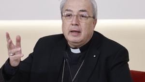 El secretari general de la Conferència Episcopal Espanyola (CEE),  César García Magán, durant la roda de premsa d’ahir a Madrid. | RODRIGO JIMÉNEZ / EFE