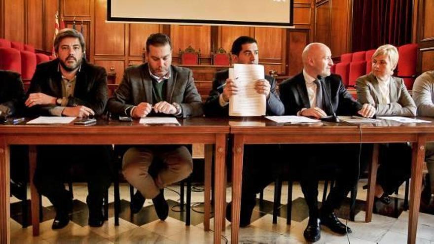 Los representantes municipales, de las asociaciones empresariales y de los sindicatos firmaron ayer el acuerdo en el salón de plenos del Ayuntamiento de Alcoy.
