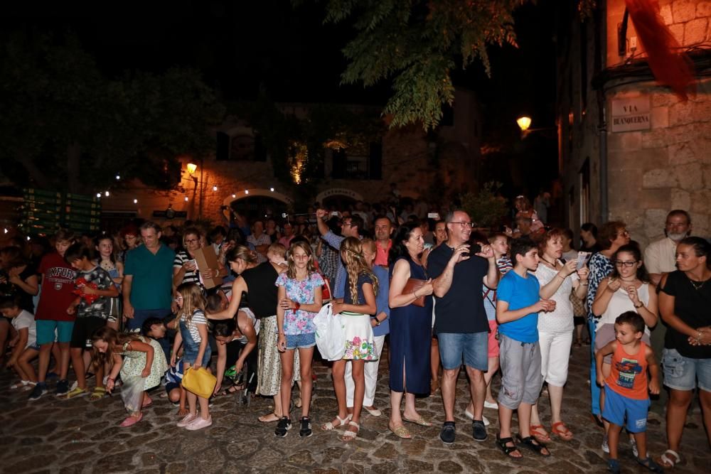 Das Tramuntana-Dorf huldigte am Freitag (28.7.) mit einem Umzug Santa Catalina Thomàs. Dargestellt wurde sie in diesem Jahr von Clara Morey Mulet.