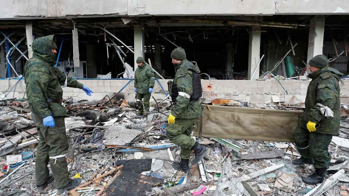 Tropas rusas retiran decenas de cadáveres de las calles de Mariúpol