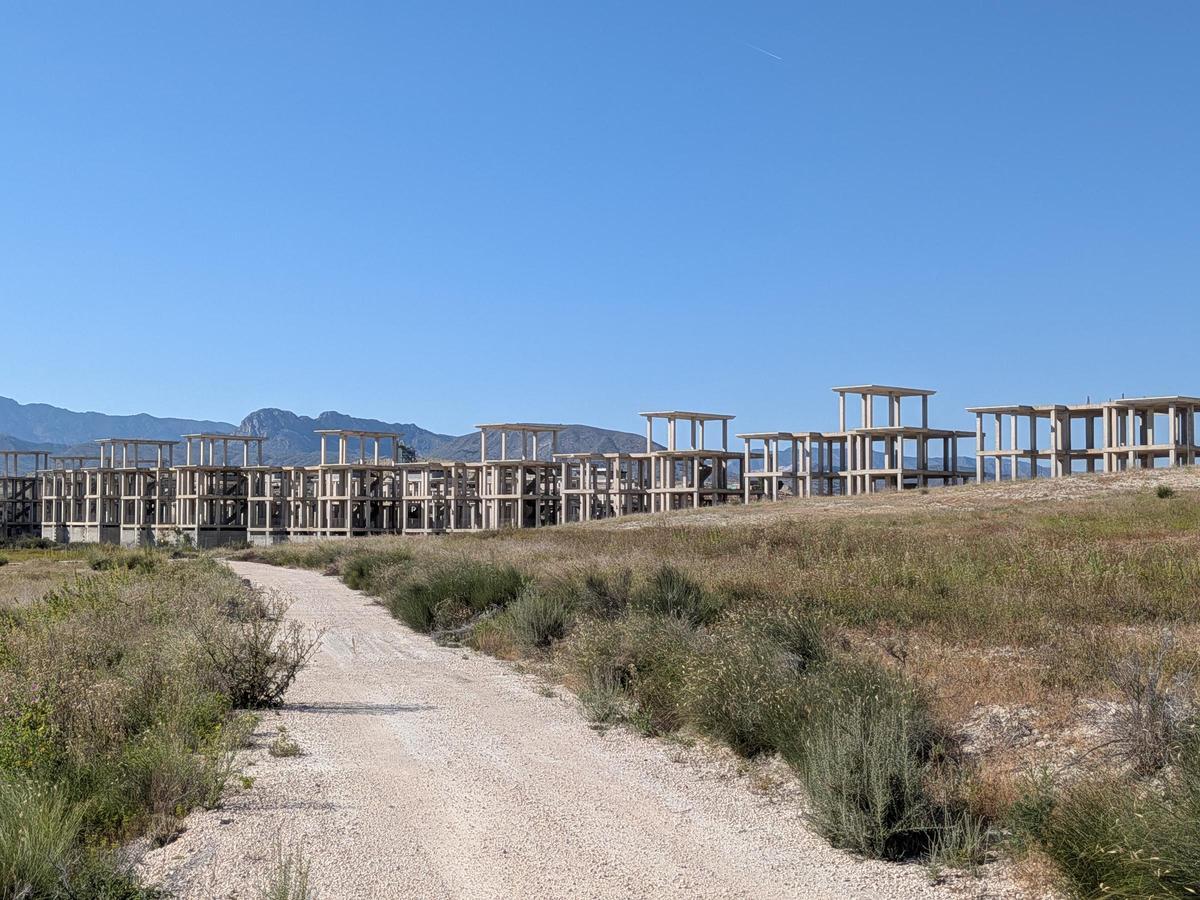 Estado de las viviendas que se levantaron en Fortuna Hill en la urbanización Las Lamparillas