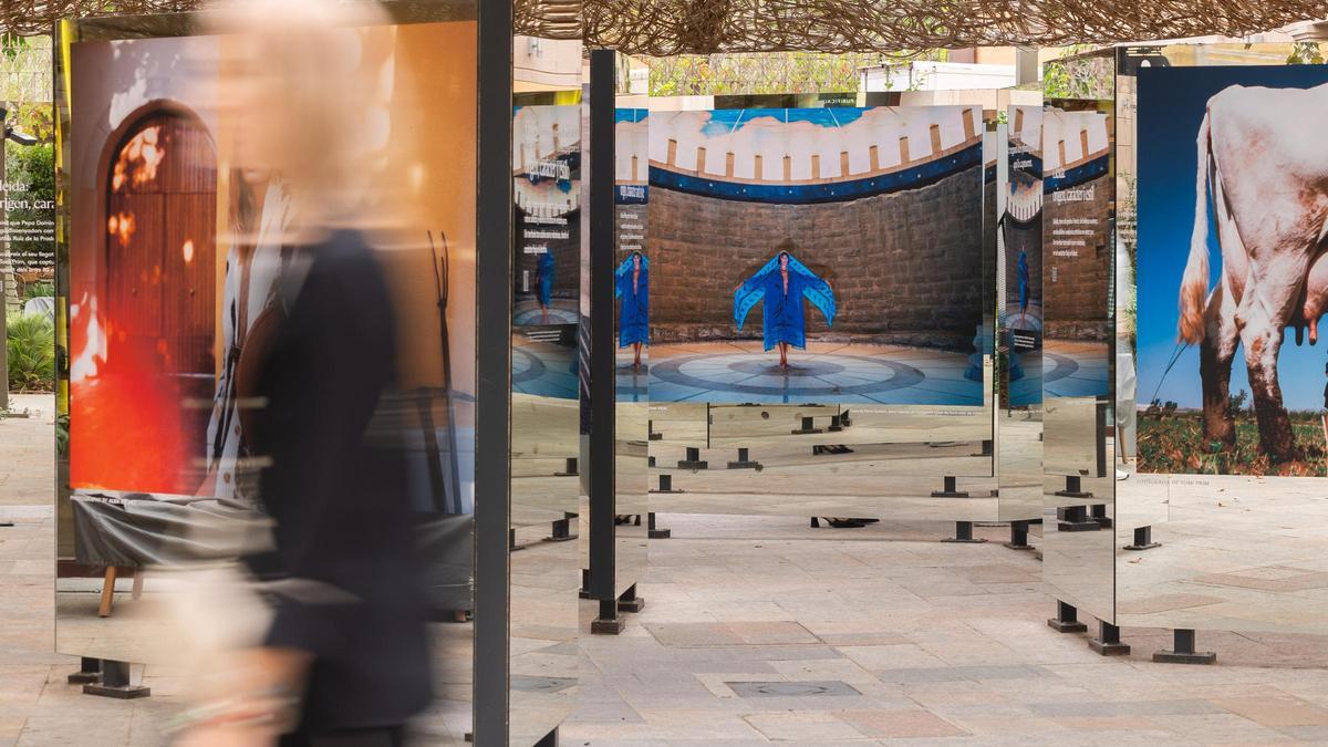 exposición fotográfica del reconocido fotógrafo Toni Prim, que captura el legado de Pepa Domingo, figura clave de la moda española de los años 80.