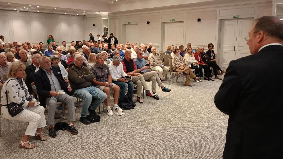 Charla para concienciar sobre la seguridad vial a los residentes británicos de Cartagena.