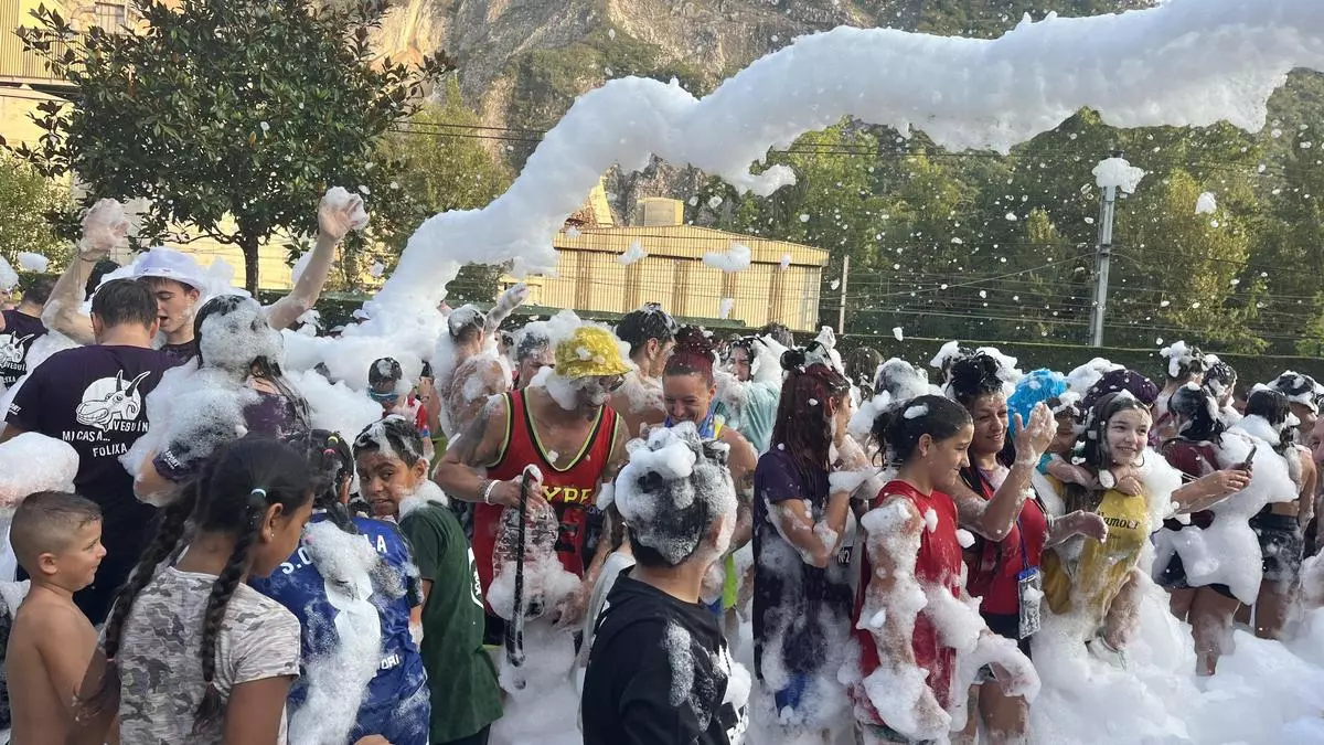 Tudela Veguín se moja en la multitudinaria jira que cerró sus fiestas