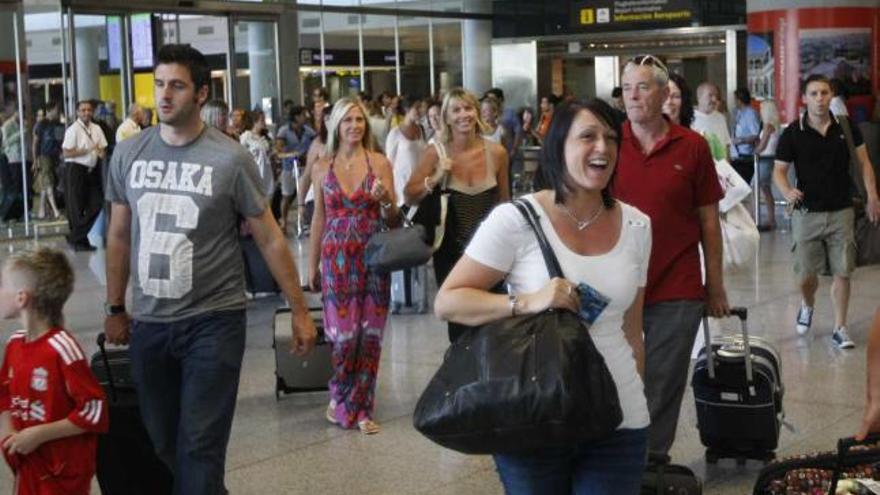 Pasajeros recién llegados al Aeropuerto de Málaga.