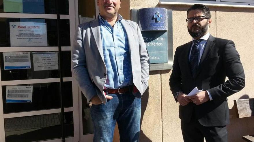 Carlos Suárez, a la izquierda, y Gerardo Antuña, ayer ante el consultorio de Colloto.