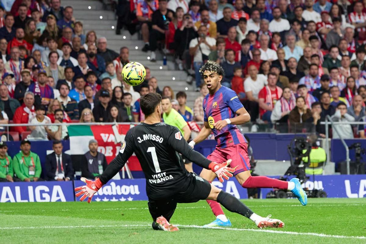 Lamine Yamal envió un balón al palo ante Musso
