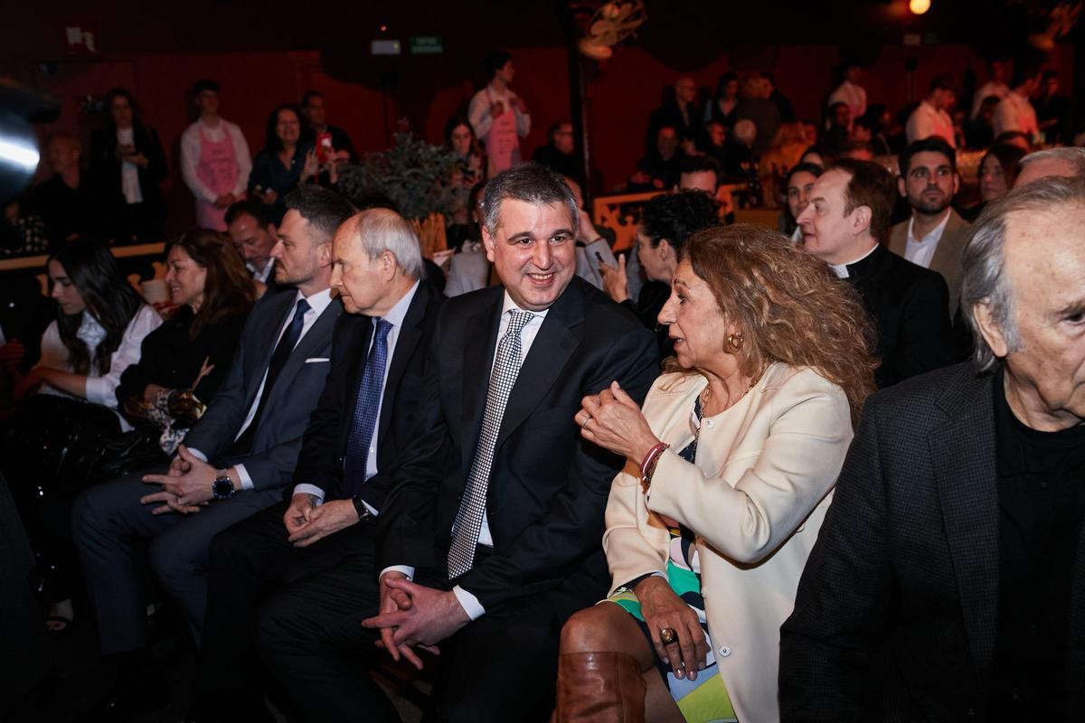 El director general del Gremi, Roger Pallarols con la actriz y cantante Lolita y el presidente José Montilla.