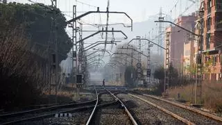 Un derrumbe en las obras de soterramiento de Rodalies en Montcada se lleva una grúa por delante