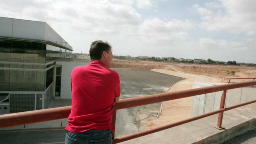 Una imagen del espacio destinado para el auditorio al aire libre, que inicialmente se pensaba usar sólo como aparcamiento.