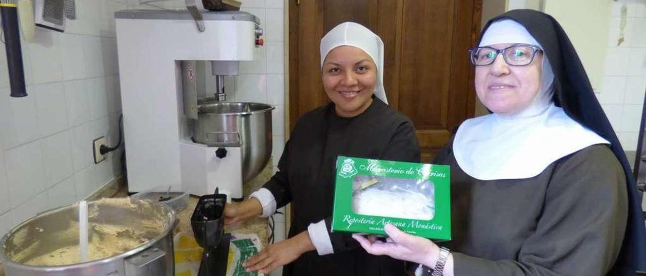La hermana Andrea Hernández prepara los corderos de Pascua y la madre María Luisa Picado muestra uno envasado en una caja.