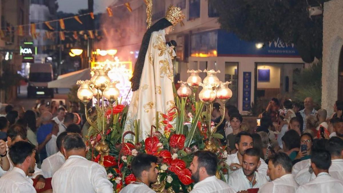 La procesión de anoche en Moraira; es el momento en el que llevaban la imagen a la iglesia y no el del incidente del cubo de aguas residuales