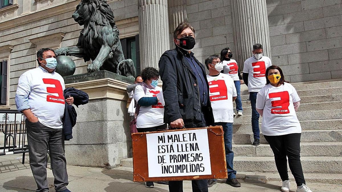 Miembros de la plataforma en las puertas del Congreso de los Diputados de Madrid | Juan Lázaro - Ical