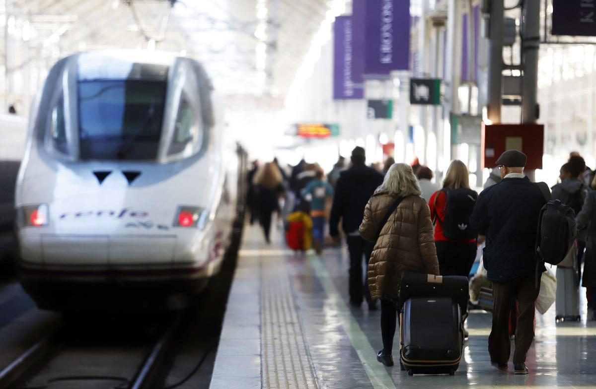 Pasajeros en la Estación María Zambrano de Málaga.