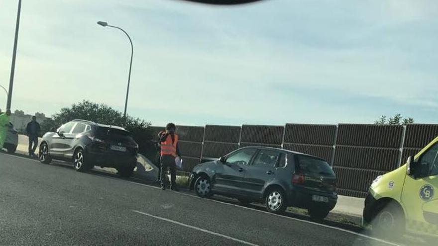 Retenciones de cuatro kilómetros en Vía de Cintura al chocar tres coches en cadena