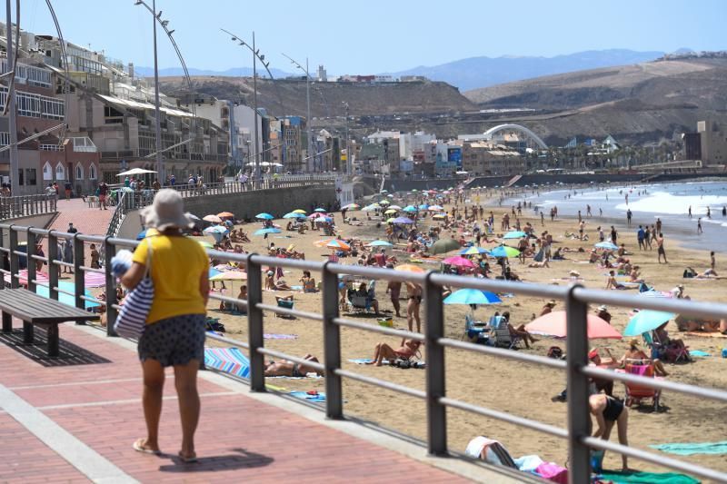 06-09-20  GRAN CANARIA. PLAYA DE LAS CANTERAS.  LAS PALMAS DE GRAN CANARIA. Reportaje de jóvenes y Covid por la ciudad. Fotos: Juan Castro.  | 06/09/2020 | Fotógrafo: Juan Carlos Castro