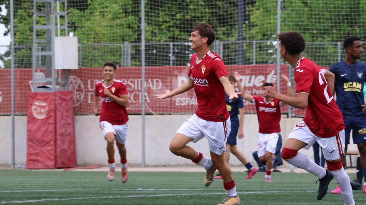 Los juveniles del Real Murcia celebran uno de los goles ante el UCAM