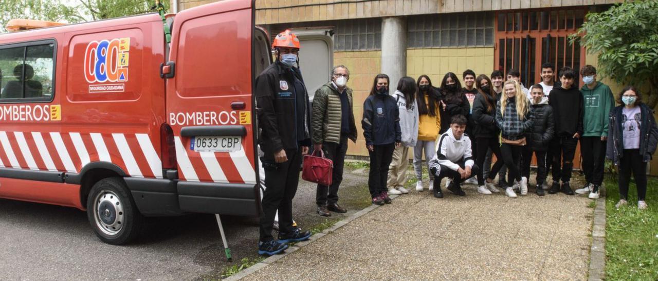 Evaristo Rodríguez, José Ramón Val y Ana Rodríguez, ayer, junto a alumnos de tercero de la ESO del IES Naranco.   | JAIME CASANOVA