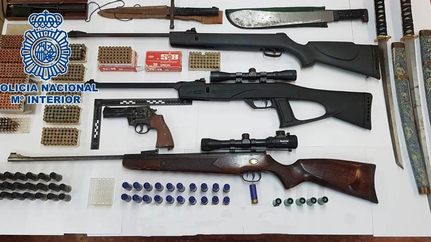 Dos detenidos por tráfico de armas y contrabando de tabaco