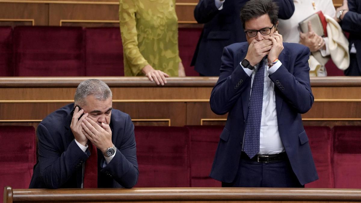 El secretario de Organización del PSOE, Santos Cerdán, y el jefe de gabinete de Pedro Sánchez, Óscar López, este martes en el Congreso.