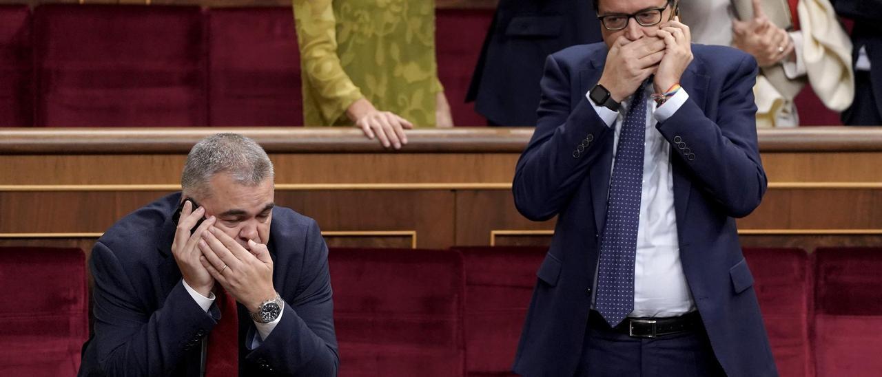 El secretario de Organización del PSOE, Santos Cerdán, y el jefe de gabinete de Pedro Sánchez, Óscar López, este martes en el Congreso.