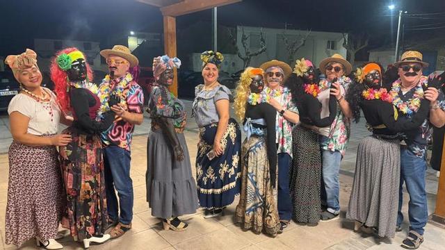 El grupo ‘Bailando en el Malecón’ fue el ganador del concurso de disfraces de mayores.