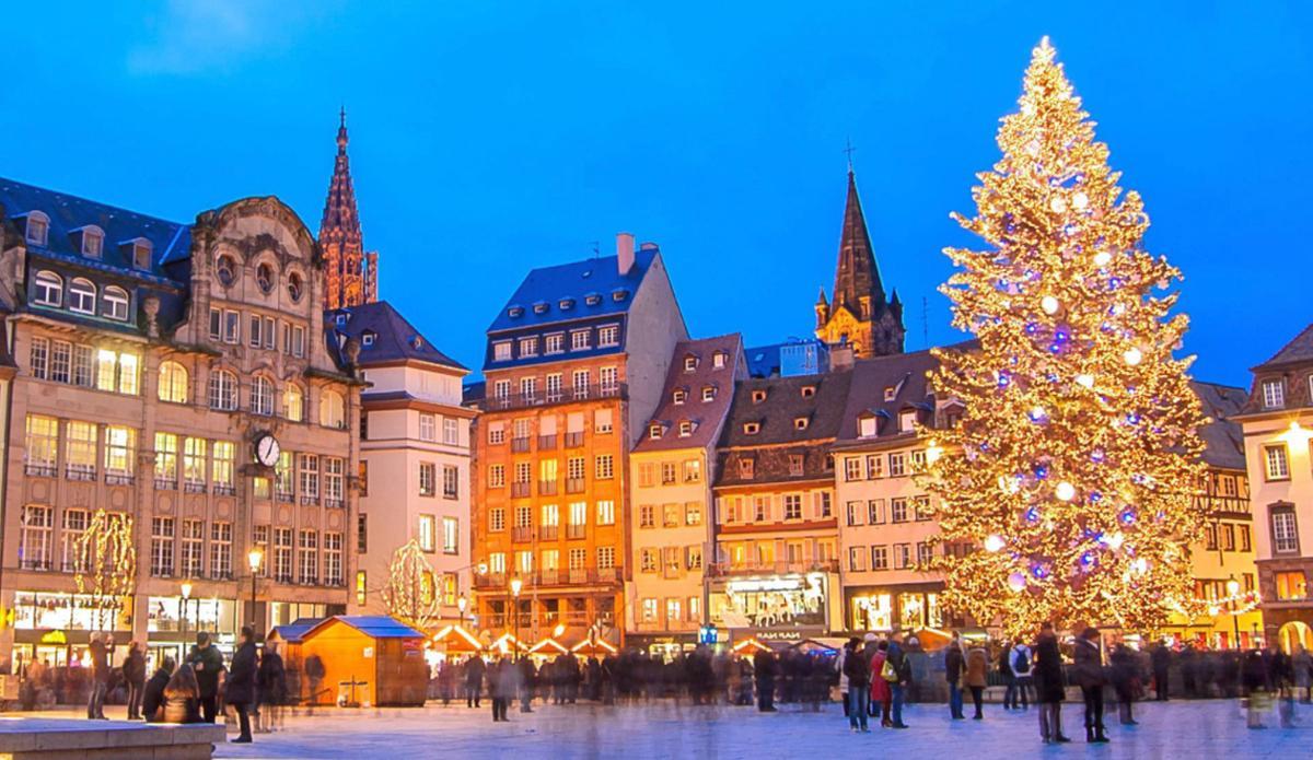 Visitar Estrasburgo en Navidad es mucho más que recorrer su mercado.